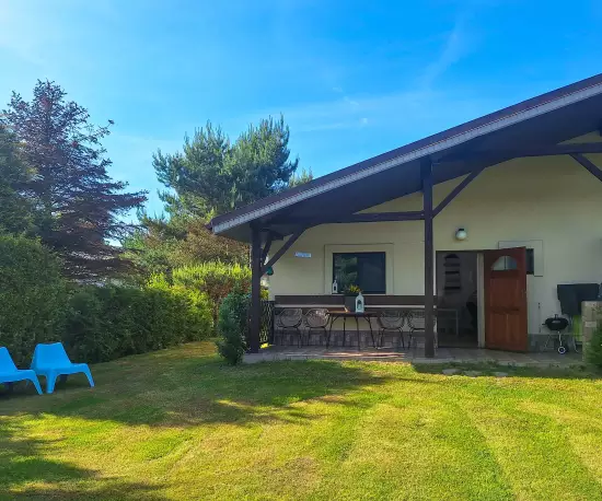 Ogrodzony domek murowany w Sasinie